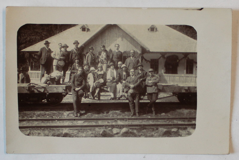 FOTOGRAFIE DE GRUP PE CALEA FERATA  DIN EXCURSIA  LA CAMPULUNG , TIP CARTE POSTALA , 1926