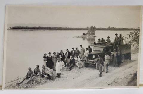 FOTOGRAFIE DE GRUP PE MALUL DUNARII , IN DRUM CATRE  ADA KALEH , 1935