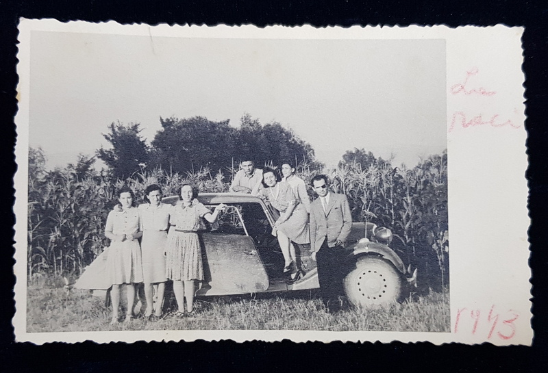 FOTOGRAFIE DE GRUP PE UN AUTOMOBIL DE EPOCA , LA SARATA MONTEORU , FOTOGRAFIE  TIP CARTE POSTALA , MONOCROMA, DATATA 1943
