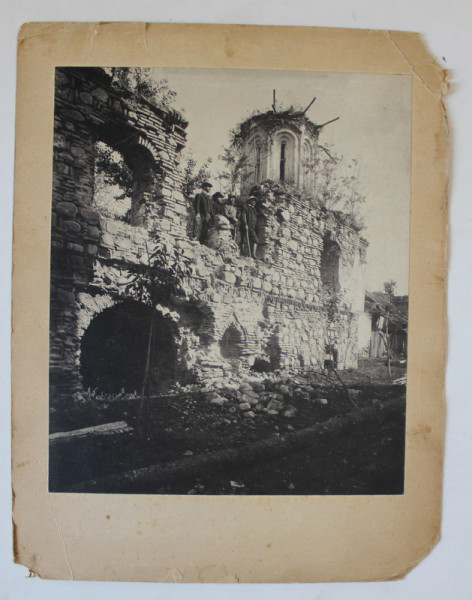 FOTOGRAFIE DE GRUP PE ZIDUL RUINAT AL UNEI MANASTIRI , FOTOGRAFIE INTERBELICA