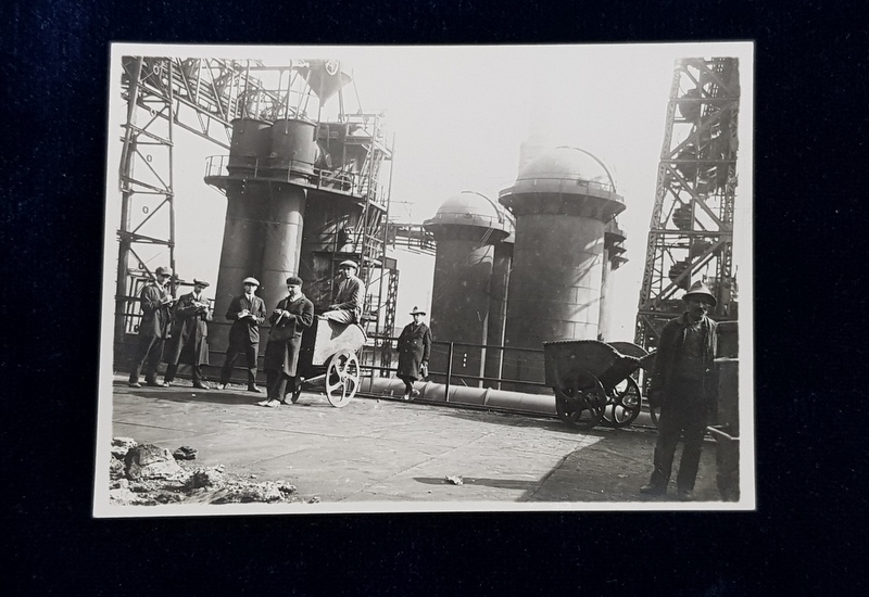 FOTOGRAFIE DE GRUP , PRACTICA METALURGICA LA UZINELE RESITA , MONOCROMA, PE HARTIE LUCIOASA , DATATA  1928