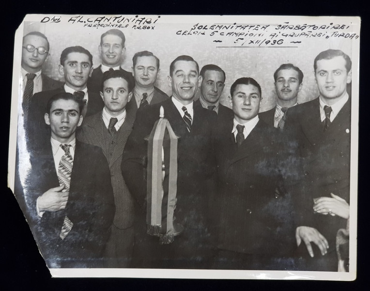 FOTOGRAFIE DE GRUP , SOLEMNITATEA SARBATORIRII CELOR CINCI CAMPIONI AI GRUPARII  ' TURDA  ' , DATATA 1936 , LIPSA COLTUL DIN STANGA JOS *