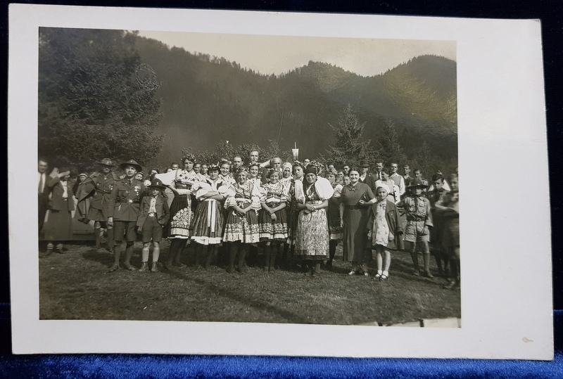 FOTOGRAFIE DE GRUP , TINERE SASOAICE IN COSTUM POPULAR , TINERI IN UNIFORME DE CERCETAS , LOCALNICI , FOTOGRAFIE TIP CARTE POSTALA , MONOCROMA , NECIRCULATA