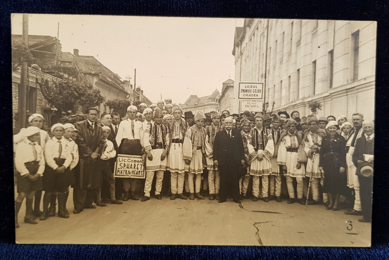 FOTOGRAFIE DE GRUP , TINERI LICEENI IN COSTUME POPULARE SI STRAJERESTI , IMPREUNA CU PROFESORII LOR , FOTOGRAFIE TIP CARTE POSTALA , MONOCROMA , PERIOADA INTERBELICA