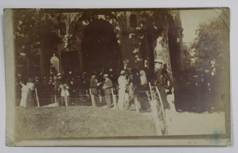 FOTOGRAFIE DE LA INMORMANTAREA LUI AUREL VLAICU , IN FATA BISERICII  SF. GHEORGHE , BUCURESTI , 1913