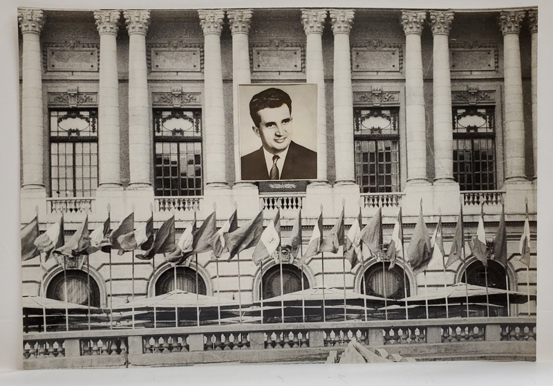 FOTOMONTAJ , CASA ARMATEI CU FOTOGRAFIA LUI NICOLAE CEAUSESCU LIPITA PE FATADA , ANII '70
