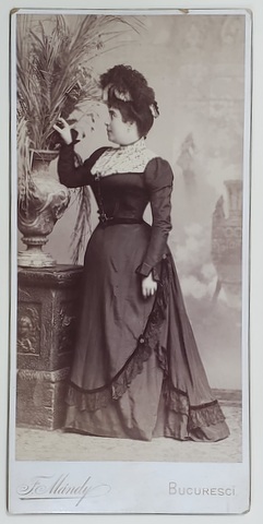 FRANZ MANDY , DOAMNA CU ROCHIE NEAGRA , FOTOGRAFIE TIP CABINET , SFARSITUL SEC. XIX
