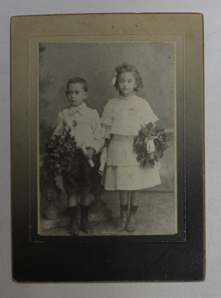 FRATE SI SORA CU LAURII DE PREMIANTI , FOTOGRAFIE IN STUDIO , PE PASPARTU DIN CARTON , MONOCROMA, PERIOADA INTERBELICA