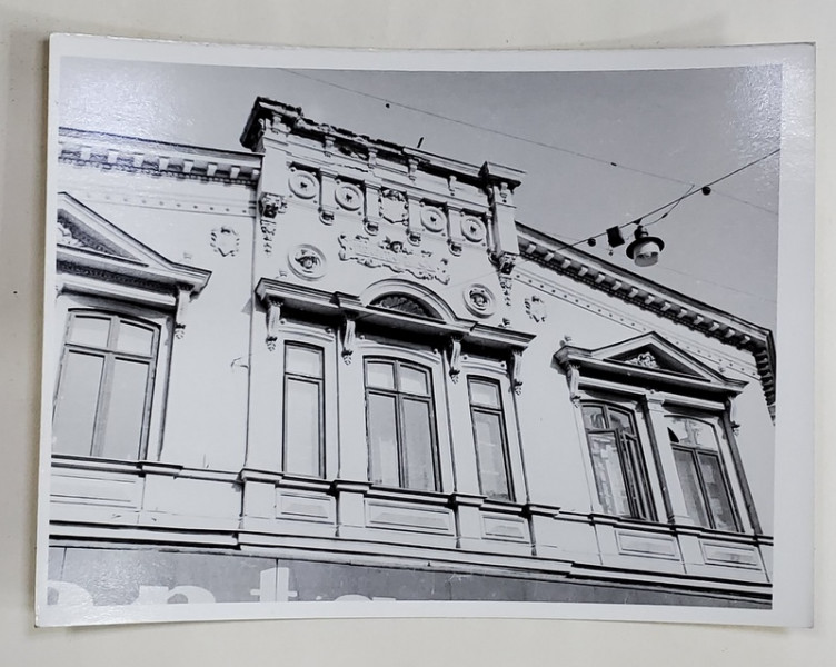 FRONTONUL UNEI CLADIRI DE PE STRADA FRANCEZA , nr. 21 - 23 , BUCURESTI , FOTOGRAFIE , ANII ' 60 - ' 70