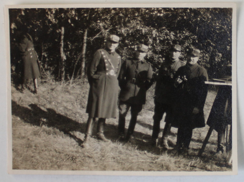 FRUMUSANI , PATRU OFITERI ROMANI LA PROGRAMUL DE INSTRUCTIE , FOTOGRAFIE , OCTOMBRIE , 1930