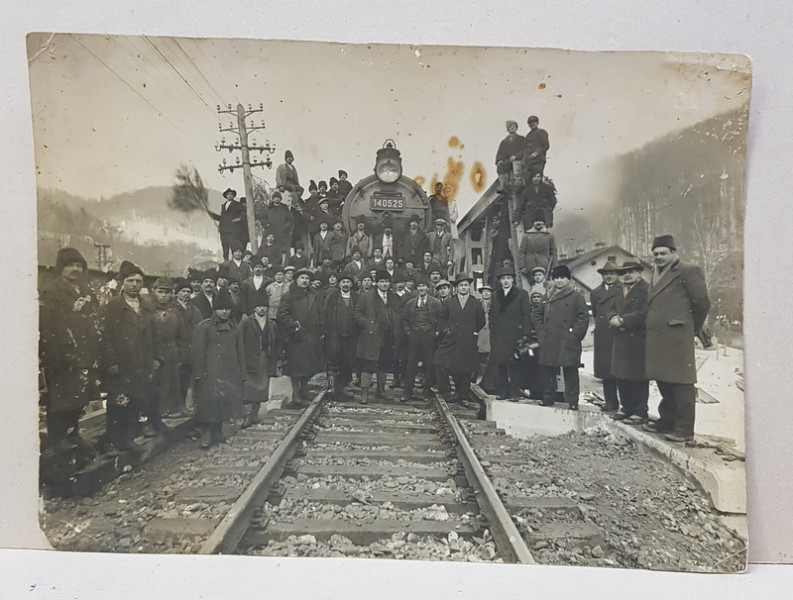 FUNCTIONARI SI MUNCITORI DE LA CAILE FERATE , IN FATA UNEI LOCOMOTIVE , PE CALEA FERATA , LANGA UN POD METALIC , FOTOGRAFIE MONOCROMA, PERIOADA INTERBELICA