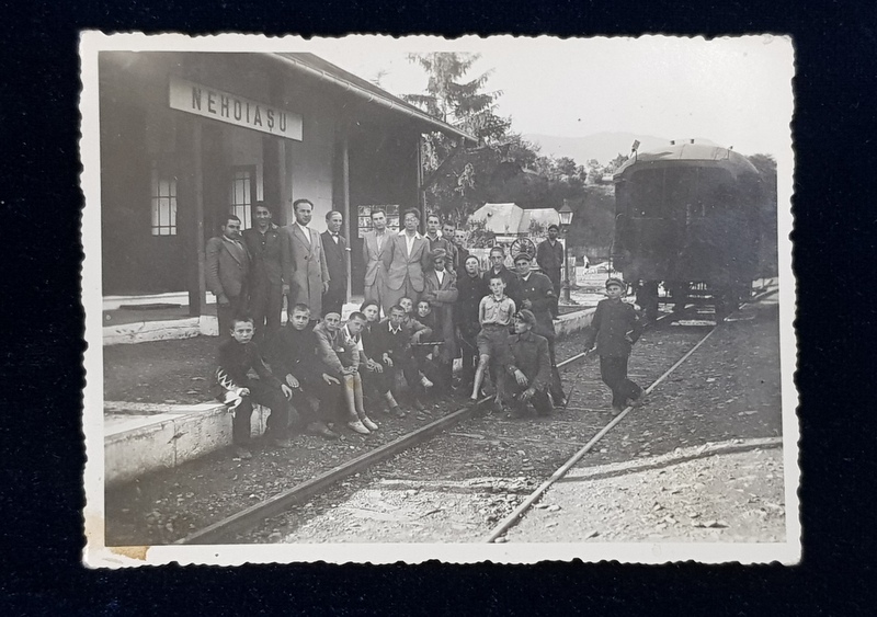 GARA NEHOIASU , ELEVI DE GIMNAZIU CU PROFESORII LOR , FOTOGRAFIE DE GRUP, MONOCROMA , DATATA 1936