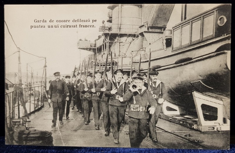 Garda de onoare defiland pe puntea unui cuirasat francez - CP Foto