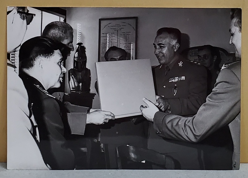 GENERAL ROMAN  PRIMIND UN CADOU DE LA OFITERI FRANCEZI , FOTOGRAFIE , ANII '70 - 80