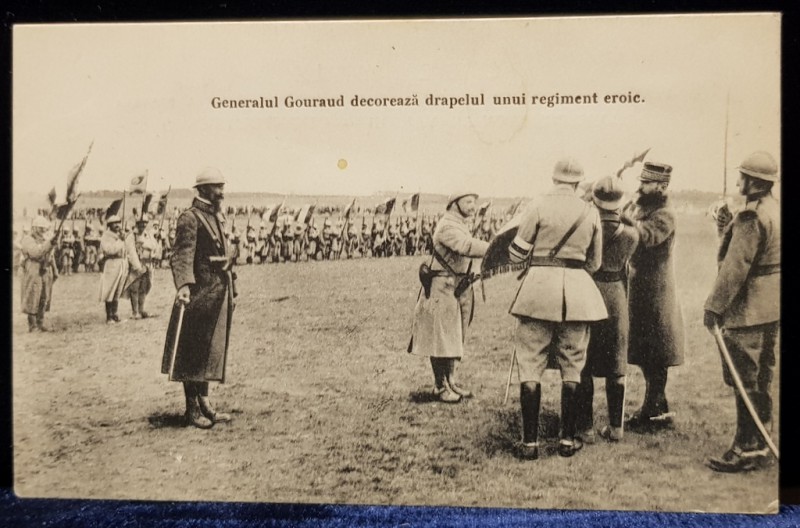 Generalul Gourand decoreaza drapelul unui regiment eroic - CP Foto