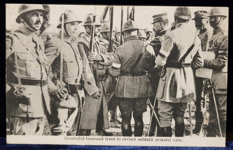 Generalul Gourand trecand in revista soldatii armatei sale - CP Foto