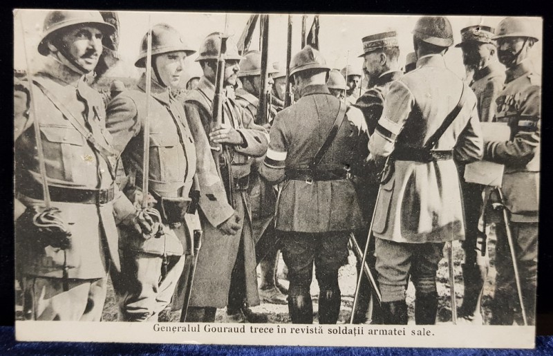 Generalul Gourand trecand in revista soldatii armatei sale - CP Foto