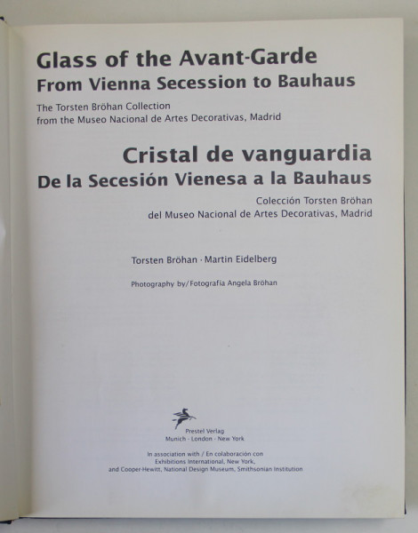GLASS OF THE AVANT - GARDE , FROM VIENNA SECCESION TO BAUHAUS , EDITIE IN ENGLEZA SI SPANIOLA , MUSEO NACIONAL DE ARTES DECORATIVES , MADRID , by TORSTEN BROHAN and MARTIN EIDELBERG , 2001 , PREZINTA HALOURI DE APA *