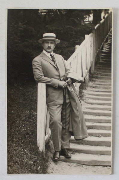 GOVORA , BARBAT POZAND PE TREPTE , CARTE POSTALA , 1921