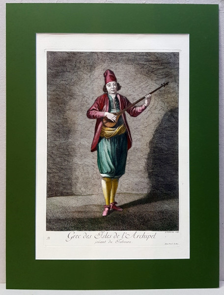 MARQUIS  DE FERRIOL,  JEAN BAPTIST VANMOUR,  GREC DES ISLES DE L 'ARCHIPEL JOUANT DU TABOURA par G. SCOTIN, CANTARET GREC CANTAND LA INSTRUMENT TRADITIONAL, GRAVURA COLORATA, 1714