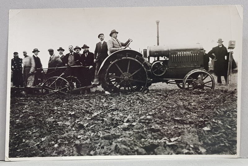 GRUP DE BARBATI ASISTAND LA DEMONSTRATIA FACUTA CU UN NOU TIP DE TRACTOR DEERING  PE CAMP , FOTOGRAFIE MONOCROMA, PERIOADA INTERBELICA