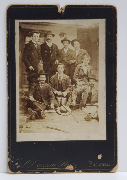 GRUP DE BARBATI CU COSTUME SI PALARII , FOTOGRAFIE TIP CABINET , SFARSITUL SEC. XIX