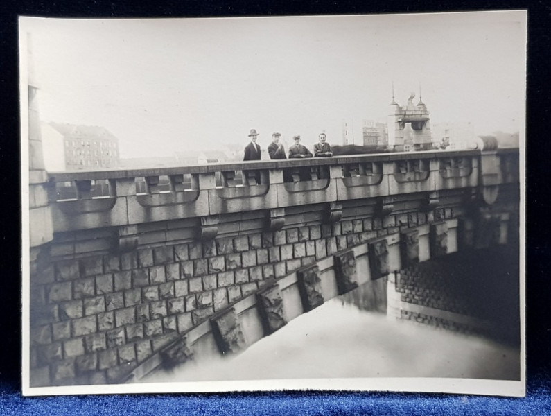 GRUP DE BARBATI PE POD , FOTOGRAFIE  PE HARTIE FOTOGRAFICA ,MONOCROMA ,  DATATA 1928