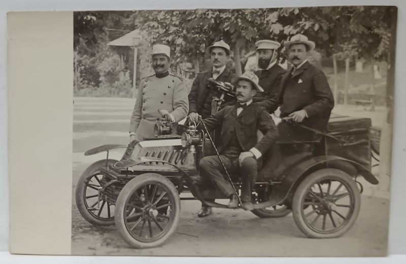 GRUP DE CINCI BARBATI SI AUTOMOBIL DE EPOCA , CARTE POSTALA ILUSTRATA , CLASICA , SFARIST DE SEC. XIX