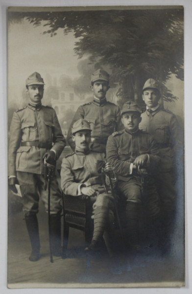GRUP DE CINCI MILITARI ROMANI LA TERMEN REDUS , IN UNIFORMA , CU SABIA , POZA DE GRUP IN STUDIO , TIP CARTE POSTALA , INTERBELICA