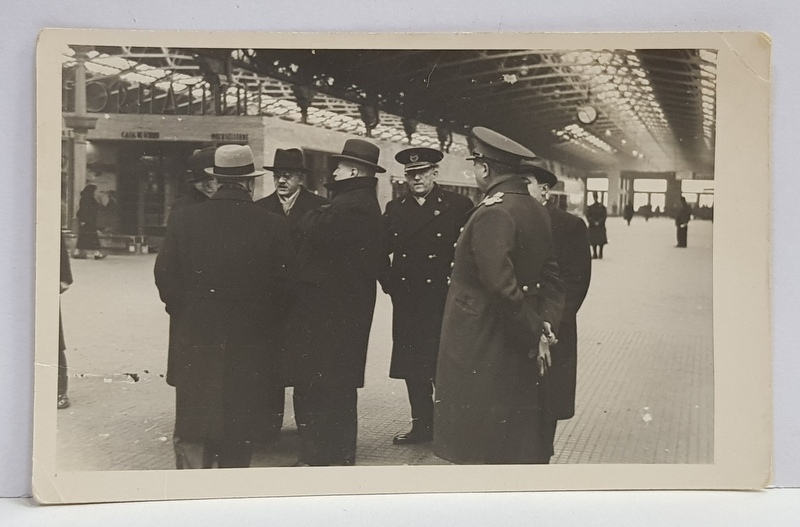 GRUP DE CIVILI SI MILITARI IN GARA DE NORD , FOTOGRAFIE TIP CARTE POSTALA , MONOCROMA, NECIRCULATA , DATATA 1933