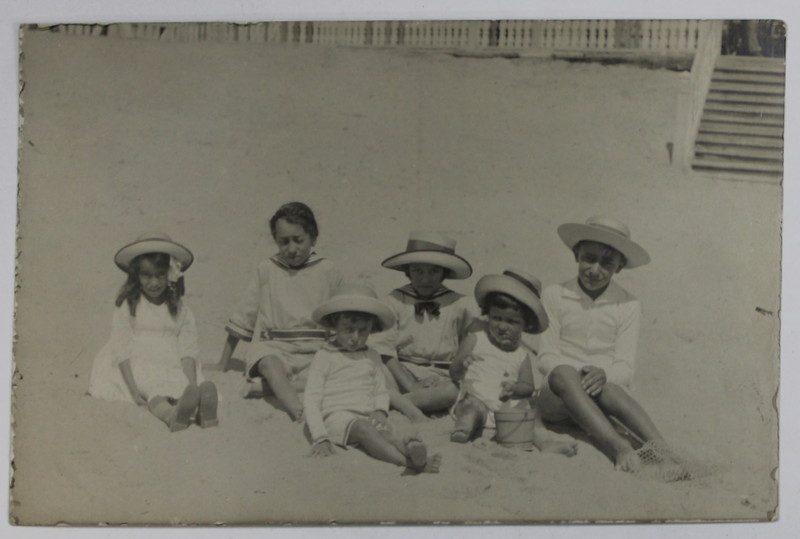 GRUP DE COPII  LA PLAJA , PE NISIP , FOTOGRAFIE TIP CARTE POSTALA , INCEPUTUL SEC. XX