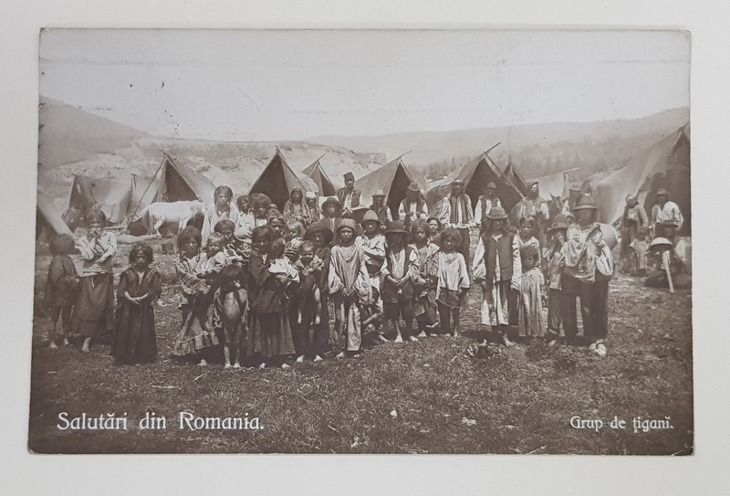GRUP DE COPII TIGANI IN FATA CORTURILOR , FOTOGRAFIE TIP CARTE POSTALA , 1910