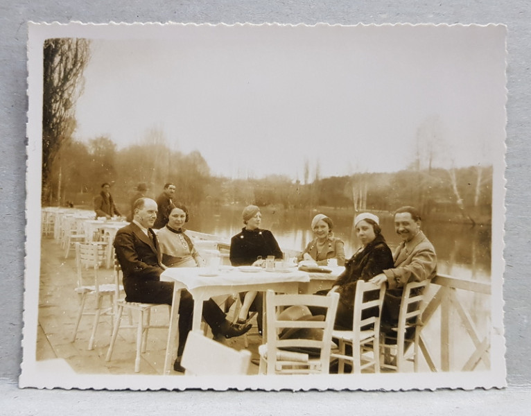 GRUP DE DOMNI SI DOAMNE LUAND MASA PE O TERASA PE MALUL LACULUI , FOTOGRAFIE MONOCROMA, PE HARTIE LUCIOASA , PERIOADA INTERBELICA