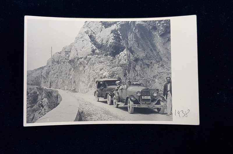 GRUP DE EXCURSIONISTI CU DOUA AUTOMOBILE DE EPOCA , PE MALUL DUNARII , LA MOLDOVA - VECHE , FOTOGRAFIE TIP CARTE POSTALA , MONOCROMA, DATATA , 1938