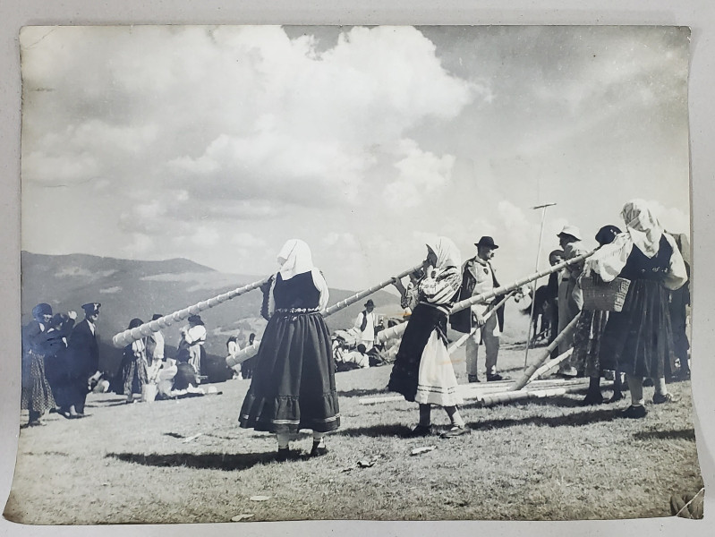 GRUP DE FEMEI CANTAND LA BUCIUM PE MUNTELE GAINA , FOTOGRAFIE INTERBELICA