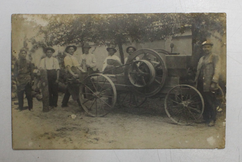 GRUP DE LUCRATORI LA TAIAT DE LEMNE , LANGA UN O MASINA DE DEBITAT , FOTOGRAFIE TIP CARTE POSTALA , MONOCROMA, NECIRCULATA , PERIOADA INTERBELICA , PREZINTA PETE SI URME DE UZURA *