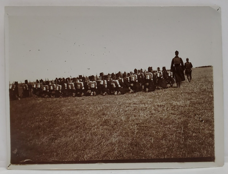 GRUP DE MILITARI ROMANI CU ECHIPAMENT DE LUPTA SI ARMA , INGENUNCHIATI PE CAMP  , FOTOGRAFIE,  INCEPUTUL SEC.XX