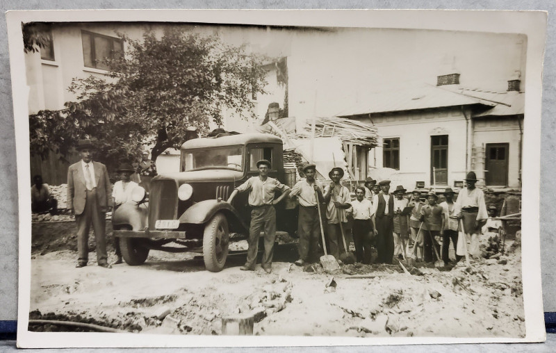 GRUP DE MUNCITORI IN CONSTRUCTII , POZA DE GRUP LANGA O CAMIONETA , TIP CARTE POSTALA , INTERBELICA