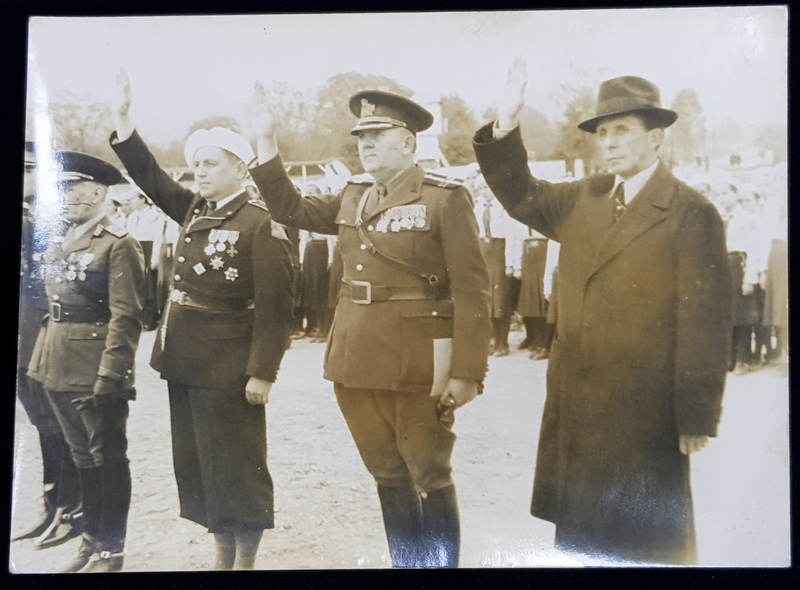 GRUP DE OFICIALITATI MILITARE SI CIVILE ASISTAND LA RIDICAREA PAVILIONULUI NATIONAL , FOTOGRAFIE DE IOSIF BERMAN , MONOCROMA , PERIOADA INTERBELICA