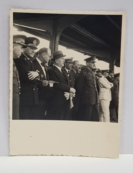 GRUP DE OFICIALITATI , MILITARI SI CIVILI, PE PERONUL UNEI GARI , FOTOGRAFIE MONOCROMA, PE HARTIE CRETATA , DATATA  1934