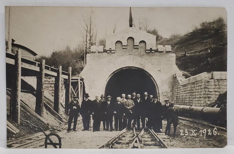 GRUP DE OFICIALITATI , PE CALEA FERATA , IN FATA UNUI TUNEL FEROVIAR , ZONA BRASOV , FOTO  HENRIC LANG , BRASOV , CARTE POSTALA , 1926