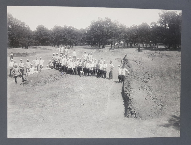 GRUP DE OFITERI DE INFANTERIE  LA SCOALA LUCRARILOR PRACTICE DE CAMPANIE , FOTOGRAFIE MONOCROMA , SEMNATA DE CAPITANUL CIHOSKI , DATATA 1 IULIE - 15 AUGUST 1904