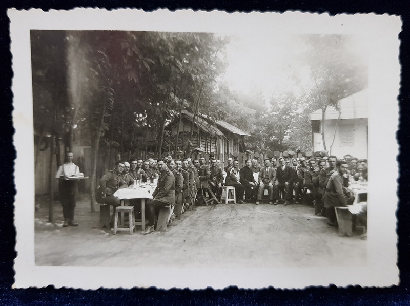 GRUP DE OFITERI LA MASA , FOTOGRAFIE FORMAT MIC , MONCROMA , DATATA 1933