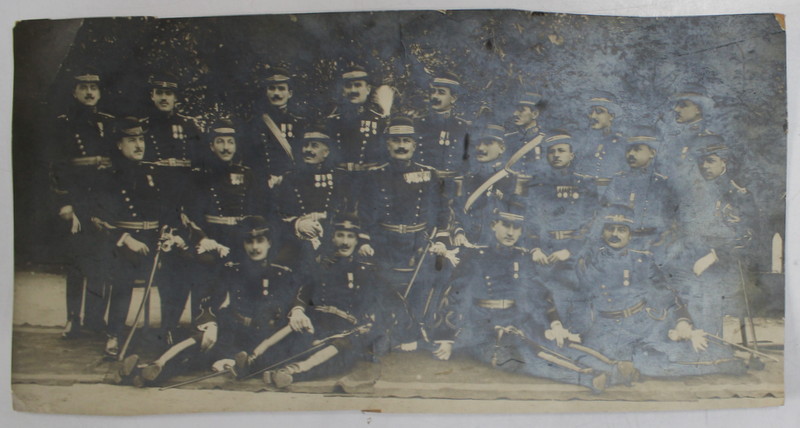 GRUP DE OFITERI ROMANI  DIN ARMA VANATORI , IN UNIFORMA DE GALA , CU SABIE SI DECORATII ,  FOTOGRAFIE , CCA. 1900
