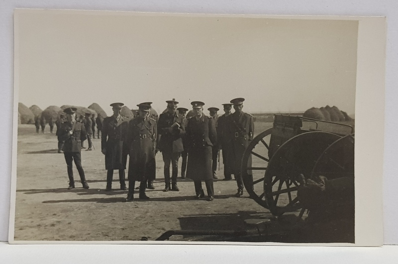 GRUP DE OFITERI ROMANI IN PAUZA UNEI APLICATII , LA CAMP , FOTOGRAFIE TIP CARTE POSTALA , MONOCROMA, NECIRCULATA , PERIOADA INTERBELICA