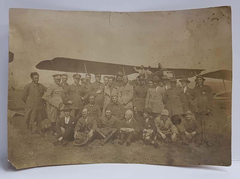 GRUP DE OFITERI SI PILOTI DE AVIATIE POZAND IN FATA UNUI BIPLAN , FOTOGRAFIE MONOCROMA, PERIOADA PRIMULUI RAZBOI MONDIAL , COLTUL  DIN STANGA JOS INDOIT , PREZINTA URME DE UZURA *