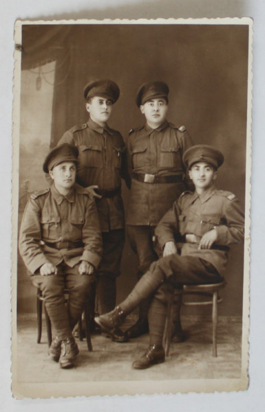 GRUP DE PATRU MILITARI ROMANI , FOTOGRAFIE IN STUDIO , CARTE POSTALA , INTERBELICA