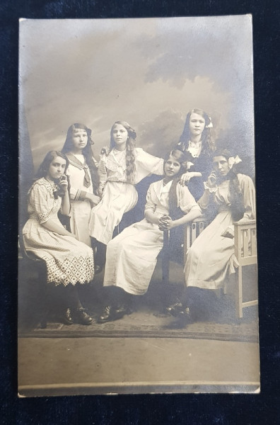 GRUP DE SASE FETE POZAND IN STUDIO , FOTOGRAFIE TIP CARTE POSTALA , MONOCROMA, NECIRCULATA , DATATA 1914