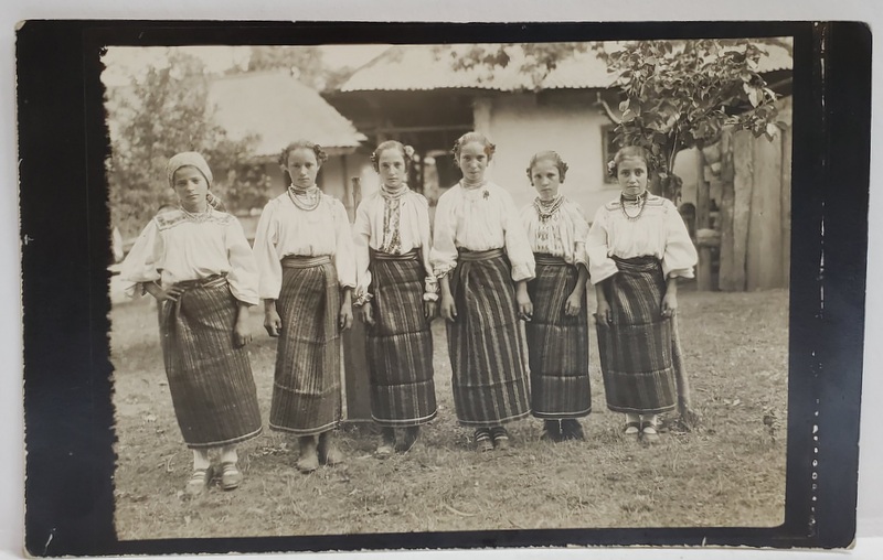 GRUP DE SASE TINERE IN COSTUM POPULAR , IN GRADINA UNEI CASE , FOTOGRAFIE TIP CARTE POSTALA