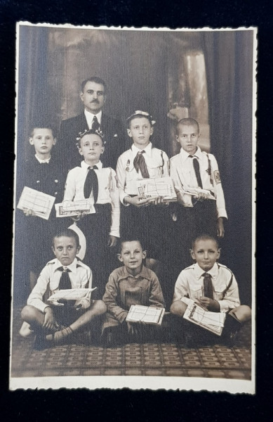 GRUP DE SCOLARI PREMIANTI  IN COSTUME DE STRAJERI SI INSTITUTORUL LOR , FOTOGRAFIE IN STUDIO , TIP CARTE POSTALA , MONOCROMA , NECIRCULATA , DATATA 1939